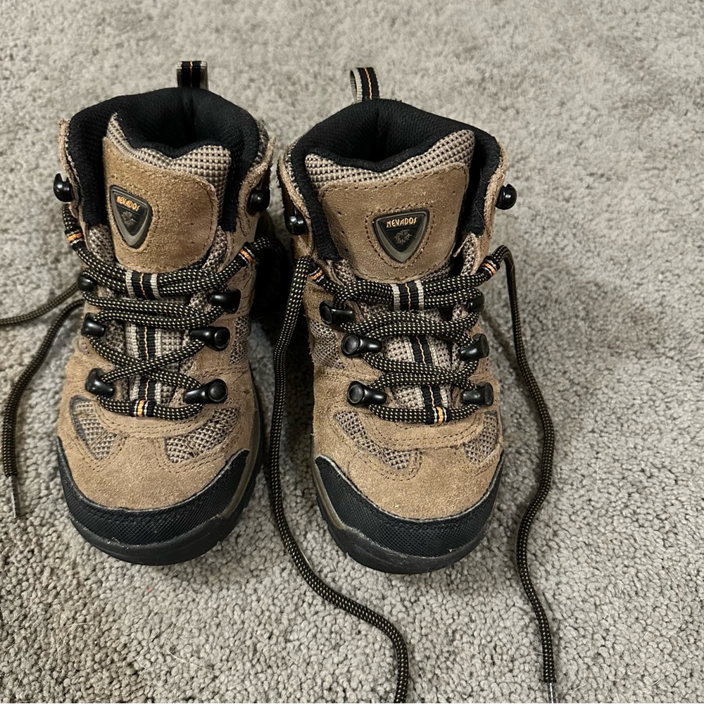 Brown Nevados size kids’ 12.5
